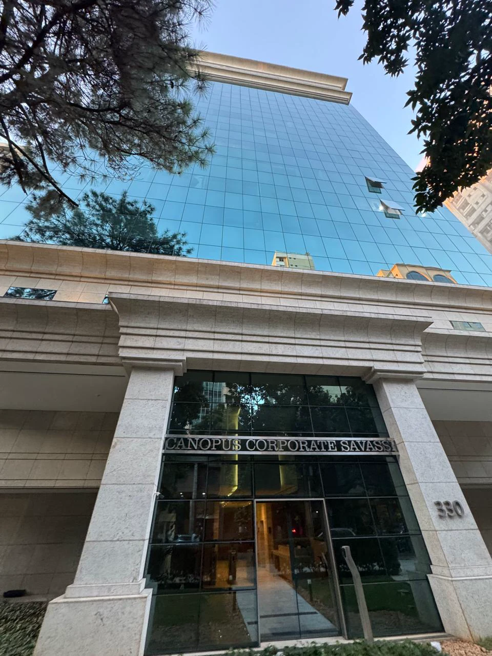 Entrada do edifício onde fica o escritório, vista da rua